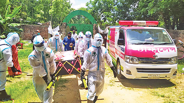 করোনা উপসর্গ নিয়ে মারা যাওয়া এক বৌদ্ধ মুক্তিযোদ্ধার লাশ গোসল দিয়ে ও কফিনবন্দী করে শেষকৃত্যের জন্য নিয়ে যাচ্ছেন স্বেচ্ছাসেবী সংগঠন গাউসিয়া কমিটির সদস্যরা। ১১ জুন সকালে চট্টগ্রামের রাঙ্গুনিয়া উপজেলার পোমরা গ্রামে।  ছবি: সংগৃহীত