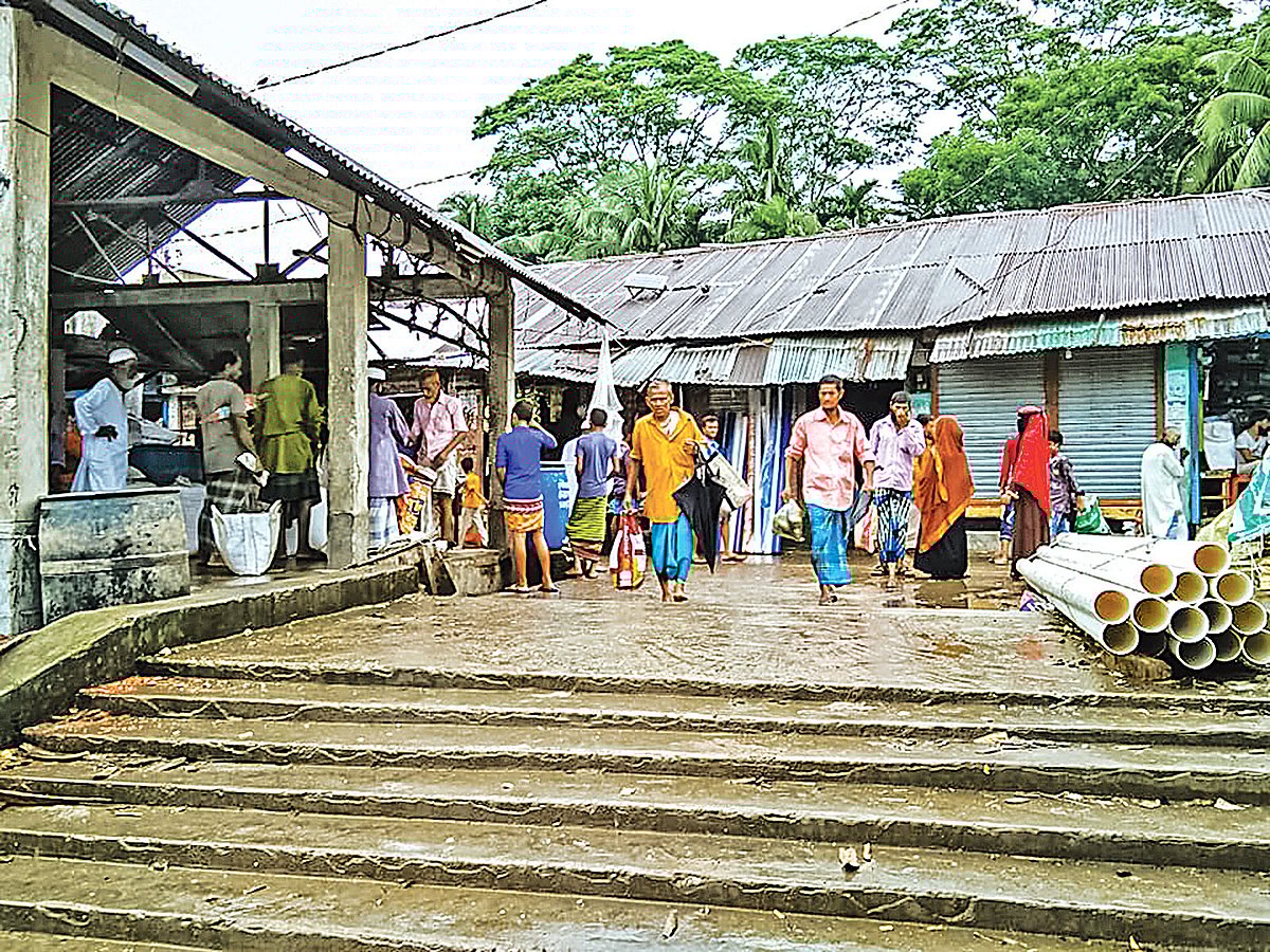 মঙ্গলবার ছিল বরিশালের বাকেরগঞ্জ উপজেলার চরামুদ্দি ইউনিয়নের হলতা বাজারে হাটের দিন। কিন্তু করোনা পরিস্থিতির কারণে হাটে লোকজনের উপস্থিতি ছিল না বললেই চলে। উপজেলার ট্রলারঘাটে।  ছবি: প্রথম আলো