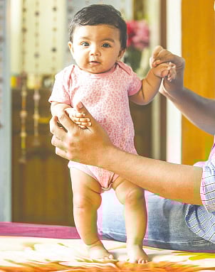 ছবিটি প্রতীকী। শিশুর সুস্থতার জন্য এ সময় যতটা সম্ভব বাসায় রেখে যত্ন নিতে হবে