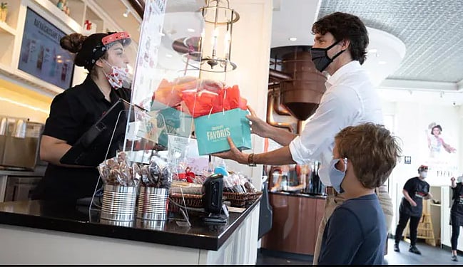 ছেলেকে নিয়ে আইসক্রিম কিনছেন কানাডার প্রধানমন্ত্রী জাস্টিন ট্রুডো। ছবি: টুইটার