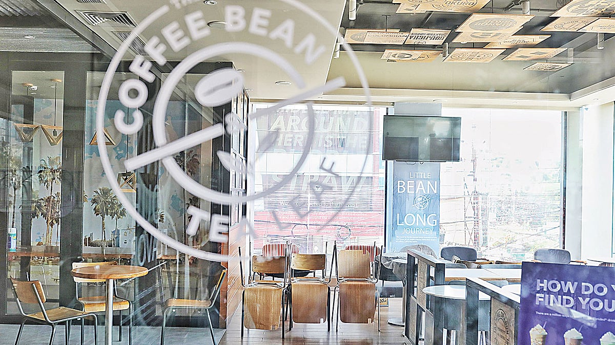 করোনার প্রভাব পড়েছে রাজধানীর কফিশপগুলোতেও। বন্ধ রয়েছে অধিকাংশ দোকান। যাঁরা খোলা রেখেছেন, তাঁরাও ভুগছেন ক্রেতাস্বল্পতায়। মঙ্গলবার সকালে রাজধানীর ধানমন্ডির একটি কফিশপে। ছবি: সাইফুল ইসলাম