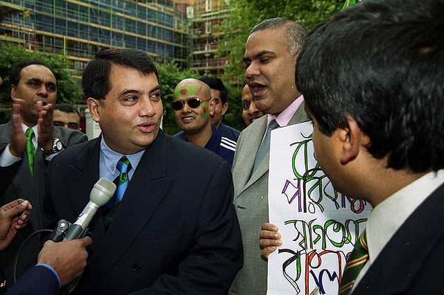 দেশের খেলাধুলার ইতিহাসে টেস্ট মর্যাদা পাওয়া ছিল বিশেষ ঘটনাই। লর্ডসের বাইরে বিসিবির সে সময়কার সভাপতি সাবের হোসেন চৌধুরীকে ঘিরে উৎসুক ক্রিকেটপ্রেমীরা। যুক্তরাজ্যে বসবাসকারী বাংলাদেশিরাও সেদিন আনন্দে মেতেছিলেন। ছবি: শামসুল হক