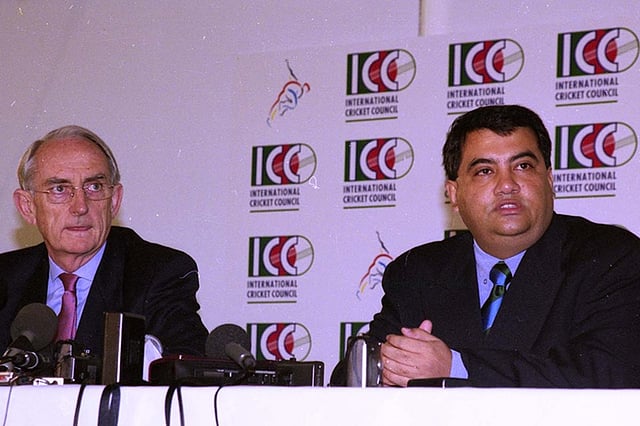 দেশের ক্রিকেটের দিগন্ত বদলে দেওয়া সেই সংবাদ সম্মেলনে বিসিবির সে সময়কার সভাপতি সাবের হোসেন চৌধুরী ও আইসিসির সে সময়ের সভাপতি ম্যালকম গ্রে। এই সংবাদ সম্মেলনেই বাংলাদেশের টেস্ট মর্যাদার ঘোষণা এসেছিল। ছবি: শামসুল হক