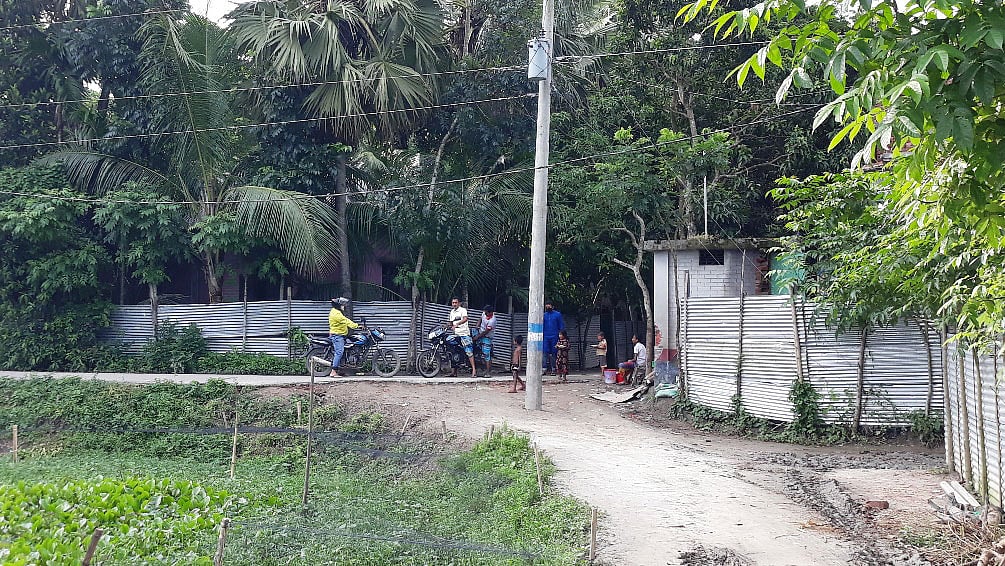 কচুয়ার মনপুরা বাতাবাড়িয়া-কাপিলাবাড়ি সড়কের নতুন রাস্তার মুখে ঝুঁকিপূর্ণ বৈদ্যুতিক খুঁটি।