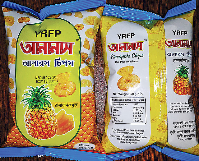 প্যাকেটবন্দী আনারসের চিপস।  ছবি: লেখক