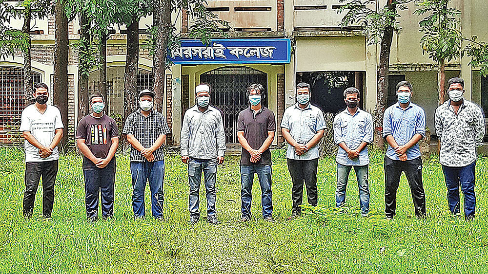 করোনাকালে মিরসরাই উপজেলায় ত্রাণসহায়তায় যুক্ত তরুণ দলটির সদস্যরা। গত মঙ্গলবার দুপুরে মিরসরাই কলেজমাঠে।  ছবি: প্রথম আলো