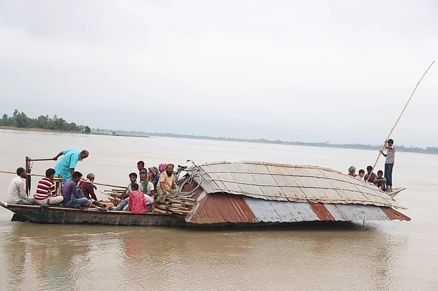 রংপুরের গঙ্গাচড়া উপজেলার লক্ষ্মীটারি ইউনিয়নের শংকরদহ এলাকায় ৪০টি পরিবারের ঘরবাড়ি নদীতে চলে গেছে। ভাঙনের মুখে থাকা শাহ আলম নামের এক ব্যক্তির টিনের ঘর ও আসবাবপত্র নৌকায় করে নিরাপদে নিয়ে যাওয়া হচ্ছে। শংকরদহ, রংপুর, ২৮ জুন। ছবি: মঈনুল ইসলাম