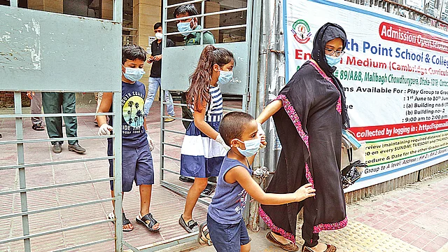 করোনাভাইরাসের বিস্তার রোধে গত ১৭ মার্চ থেকে বন্ধ রয়েছে সব শিক্ষাপ্রতিষ্ঠান। ছুটি অমান্য করে রাজধানীর মালিবাগ এলাকায় সাউথ পয়েন্ট স্কুল অ্যান্ড কলেজের ইংরেজি মাধ্যমের কেজি-২ এবং স্ট্যান্ডার্ড ওয়ানের ভর্তি পরীক্ষা অনুষ্ঠিত হয়েছে। পরীক্ষা শেষে শিশুশিক্ষার্থীদের নিয়ে বের হচ্ছেন এক অভিভাবক। গতকাল সকালে।  ছবি: সাজিদ হোসেন