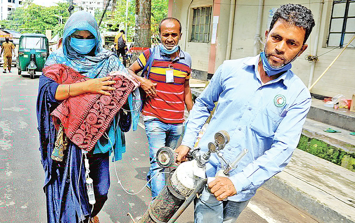 দুপুর ১২টায় চট্টগ্রাম রেড ক্রিসেন্ট মাতৃসদন হাসপাতালে জন্ম নেয় শিশুটি। জন্মের পরপরই শ্বাসকষ্ট দেখা দিলে তাকে চট্টগ্রাম মেডিকেলে নিয়ে আসেন স্বজনেরা। শিশু ওয়ার্ডে নিয়ে যাওয়ার পথে নবজাতকের বাবা জয়নাব (পেছনে) কাঁদতে কাঁদতে হাঁটছেন। গতকাল বেলা আড়াইটায় হাসপাতালের জরুরি বিভাগের সামনে।  ছবি: জুয়েল শীল