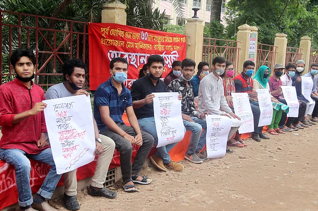 মেসভাড়া ৬০ শতাংশ মওকুফ ও মেসমালিকদের সরকারিভাবে ক্ষতিপূরণ দেওয়ার দাবিতে যশোরের বিভিন্ন কলেজে অধ্যয়নরত শিক্ষার্থীদের অবস্থান কর্মসূচি। যশোর প্রেসক্লাব, যশোর, ২৮ জুন। ছবি: এহসান-উদ-দৌলা