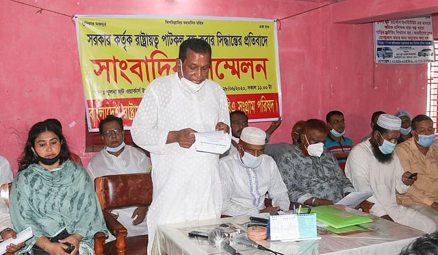রাষ্ট্রায়ত্ত পাটকল বন্ধের সিদ্ধান্তের প্রতিবাদে বাংলাদেশ রাষ্ট্রায়ত্ত পাটকল রক্ষা সিবিএ-নন সিবিএ সংগ্রাম পরিষদের সংবাদ সম্মেলন। খুলনা জুট ওয়ার্কার্স ইনস্টিটিউট, খালিশপুর, খুলনা, ২৮ জুন। ছবি: সাদ্দাম হোসেন