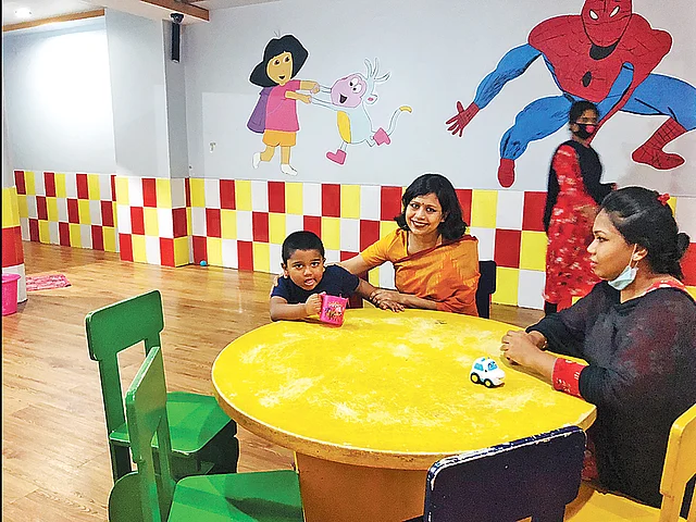 সাগ্নিক একাই এসেছে ডে কেয়ারে। তাকে নিয়েই সবাই ব্যস্ত। ছবি: মাকসুদা আজীজ