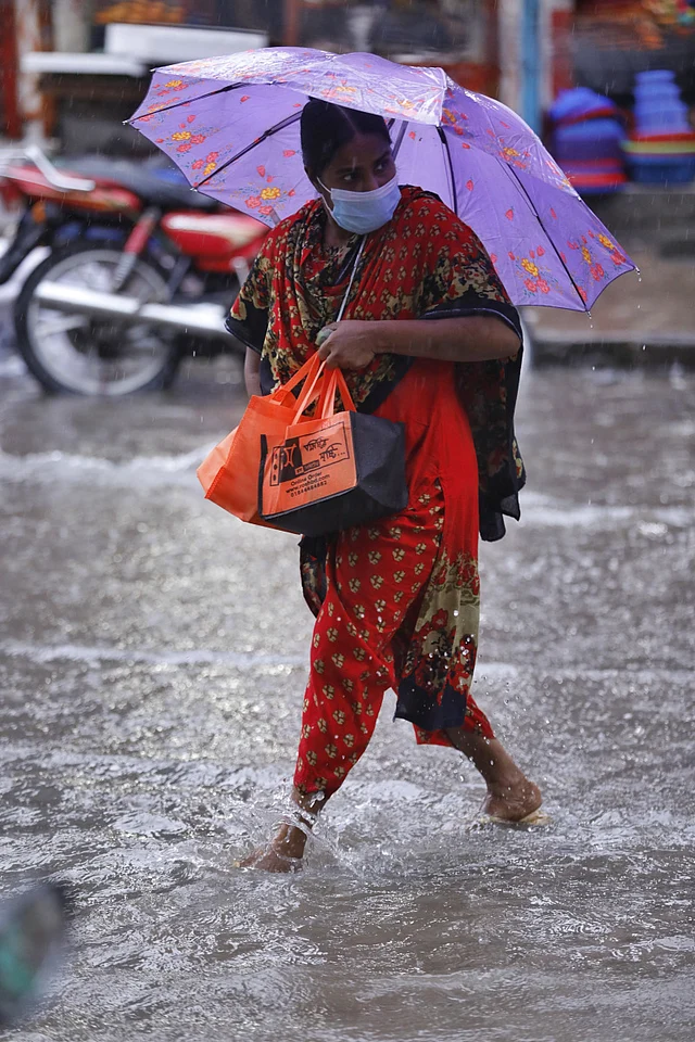 দুপুরের বৃষ্টিতে সড়কে  জলাবদ্ধতা। বিকাল ৪টায় তোলা। লক্ষ্মীবাজার, ঢাকা, ২৮ জুন। ছবি: দীপু মালাকার
