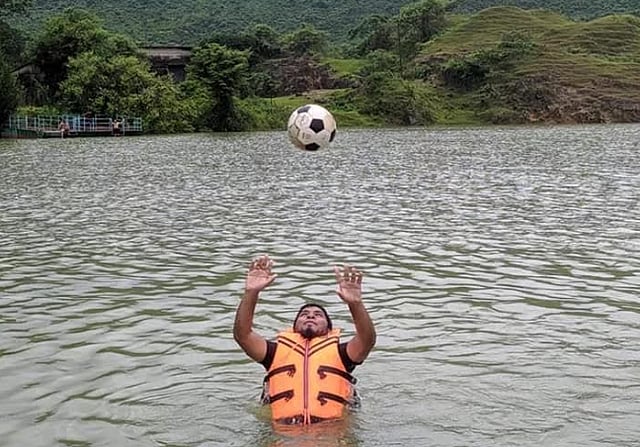 নিরাপত্তার জন্য হাওরে লাইফ জ্যাকেট পরেই নামা উচিত। ছবি: লেখক