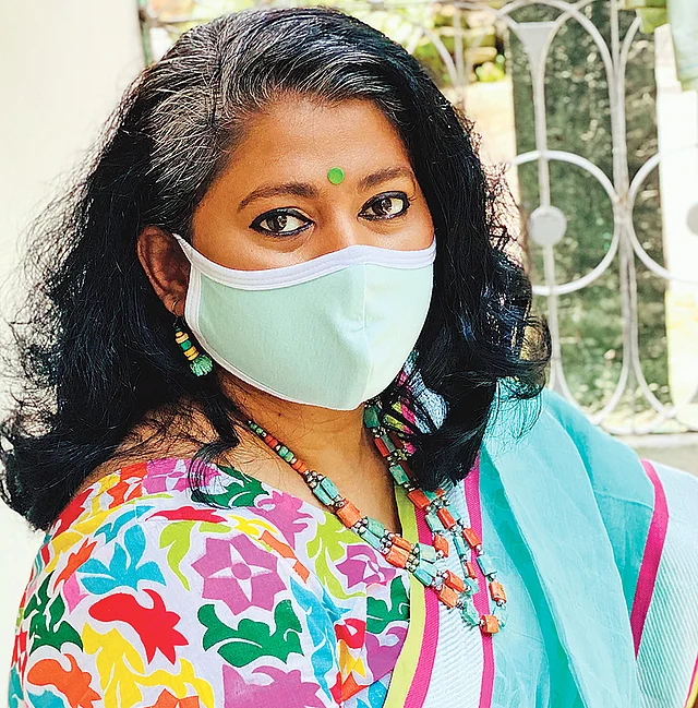 গৃহকর্মীদের বানানো মাস্ক পরেছেন সাদিয়া নাসরিন।  ছবি: সংগৃহীত