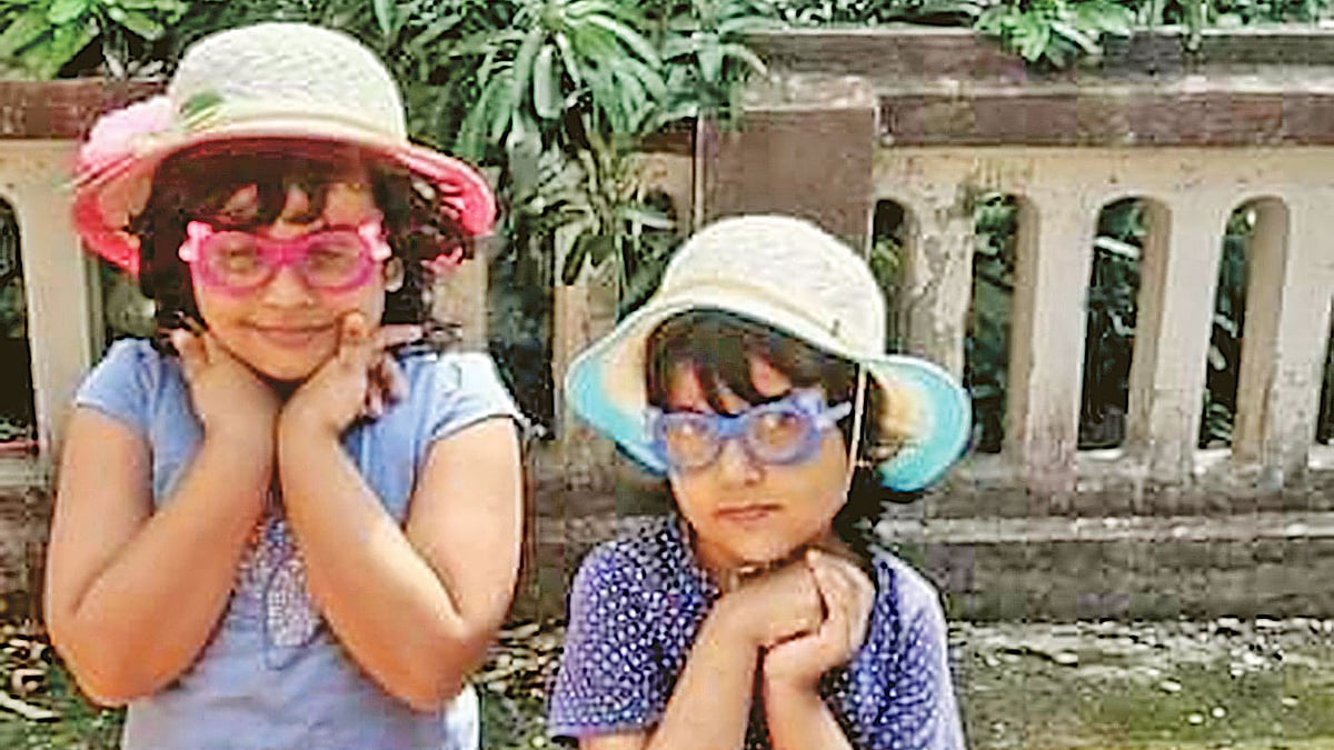 মা-বাবা সময় দিতে না পারায় বাসায় নিজেদের মতো করে সময় কাটায় শিশু জোহানা ও সামান্থা। ছবি: সংগৃহীত