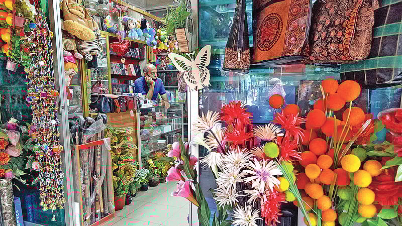 প্রায় বন্ধ হয়ে গেছে কারুপণ্য ব্যবসায়ীদের বেচাকেনা। ক্রেতাদের আনাগোনা নেই বললেই চলে। শনিবার রাজশাহী নগরের নিউমার্কেটে। শহীদুল ইসলাম