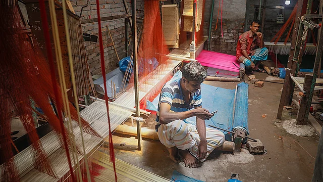 করোনার প্রাদুর্ভাবের পর ঢাকার ঐতিহ্যবাহী বেনারশি পল্লির তাঁতিদের নেই কোনো কাজ। বন্ধ হয়ে যাচ্ছে অনেক কারখানা। কাজকর্ম না থাকায় মানবেতর জীবন কাটাচ্ছেন তাঁতিরা। মিরপুর ১০, ঢাকা, ২৯ জুন। ছবি: আশরাফুল আলম
