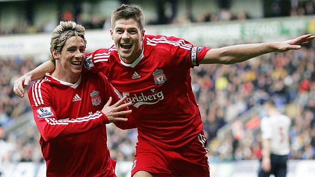 এই দশকে লিভারপুলের প্রধান দুই তারকা, স্টিভেন জেরার্ড ও ফার্নান্দো তোরেস। ছবি : এএফপি