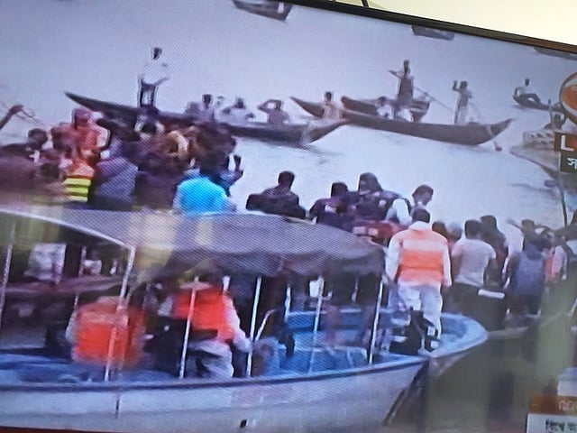 বুড়িগঙ্গা নদীতে অর্ধশতাধিক যাত্রী নিয়ে লঞ্চ ডুবে গেছে। ঘটনাস্থলে উদ্ধারকাজ চলছে। ছবি: প্রথম আলো