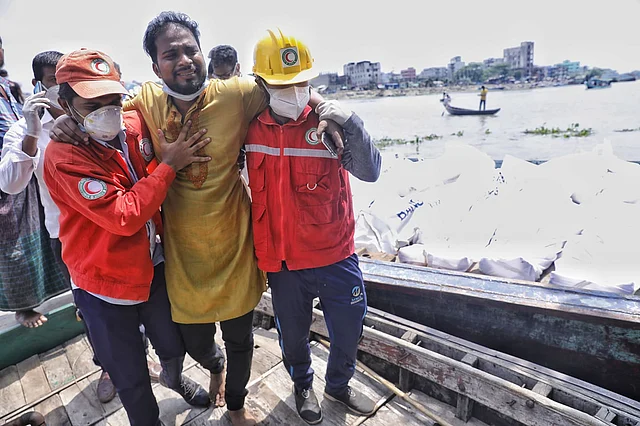 লঞ্চ দুর্ঘটনায় মারা যাওয়া ব্যাংক কর্মকর্তা সুমন তালুকদারের ছোট ভাই নয়ন তালুকদারের আহাজারি। মিটফোর্ড ঘাট, ঢাকা, ২৯ জুন। ছবি: দীপু মালাকার