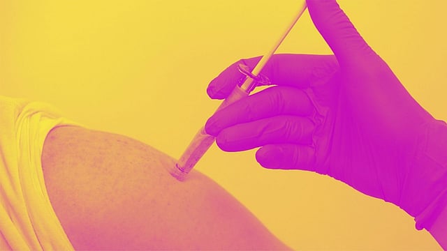 কোভিড-১৯ এর জন্য অ্যাড৫-এনকোভ নামের একটি পরীক্ষামূলক ভ্যাকসিন সেনাবাহিনীকে ব্যবহারের অনুমতি দিল চীন। প্রতীকী ছবি: রয়টার্স