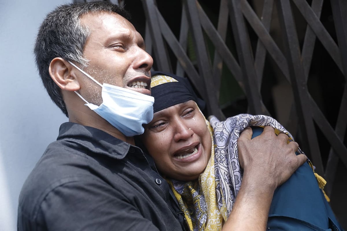 লঞ্চ দুর্ঘটনায় নিহত ইসলামপুরের ব্যবসায়ী শামীম। স্যার সলিমুল্লাহ মেডিকেল কলেজ ও হাসপাতালের মর্গে তাঁর স্ত্রী ও ভাইসহ স্বজনদের আহাজারি। ২৯ জুন। ছবি: দীপু মালাকার