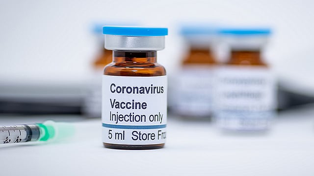 করোনাভাইরাসের ভ্যাকসিন তৈরিতে কাজ করছেন গবেষকেরা। ছবি: রয়টার্স