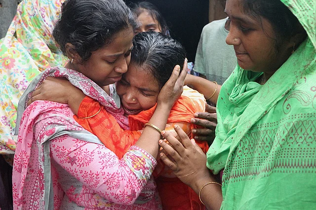 গতকাল সোমবার সদরঘাট–সংলগ্ন ফরাশগঞ্জে লঞ্চডুবিতে নিহত মো. পাপ্পু মিয়ার বড় বোন সোমা বেগমের আহাজারি। মুন্সিগঞ্জের মীরকাদিম পৌরসভার নৈদিঘীর পাথর এলাকায় নিহতের বাড়িতে আজ মঙ্গলবার দুপুরে তোলা। ছবি: দিনার মাহমুদ