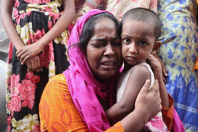 গতকাল সোমবার সদরঘাট–সংলগ্ন ফরাশগঞ্জে লঞ্চডুবিতে নিহত মো. পাপ্পু মিয়ার স্ত্রী ইয়াসমিন বেগমের আহাজারি, কোলে দুই বছরের একমাত্র শিশুসন্তান সাদিয়া। মুন্সিগঞ্জের মিরকাদিম পৌরসভার নৈদিঘীর পাথর এলাকায় নিহতের বাড়িতে আজ মঙ্গলবার দুপুরে তোলা। ছবি: দিনার মাহমুদ