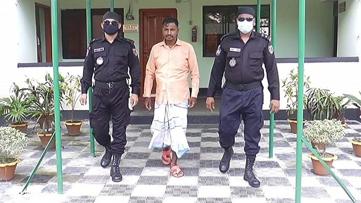 র‌্যাব-৮- র‌্যাবের হাতে গ্রেপ্তার মাদারীপুরে মানব পাচারকারী চক্রের সক্রিয় সদস্য রবিউল মিয়া। ছবি: প্রথম আলো