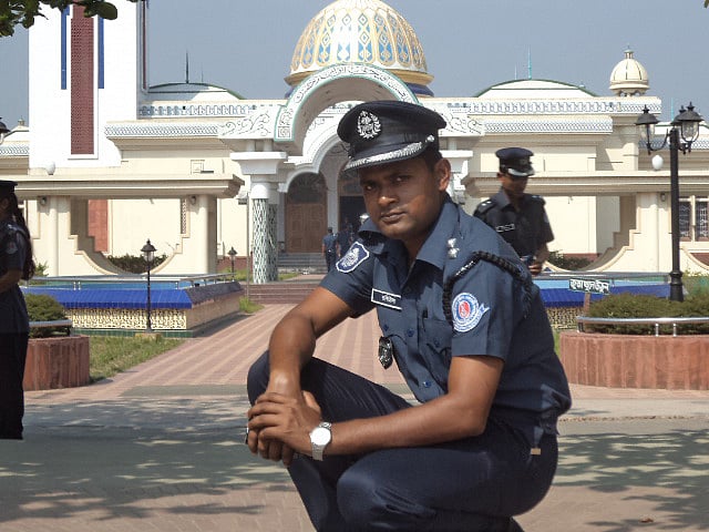 গুলশানের হোলি আর্টিজান বেকারিতে জঙ্গিদের হামলায় নিহত পুলিশ কর্মকর্তা রবিউল করিম