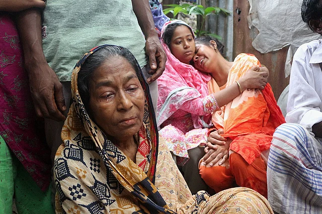 গতকাল সোমবার সদরঘাট–সংলগ্ন ফরাশগঞ্জে লঞ্চডুবিতে নিহত মো. পাপ্পু মিয়ার মা (সামনে বসা) ও বড় বোনের আহাজারি। মুন্সিগঞ্জের মীরকাদিম পৌরসভার নৈদিঘীর পাথর এলাকায় নিহতের বাড়িতে আজ মঙ্গলবার দুপুরে তোলা। ছবি: দিনার মাহমুদ
