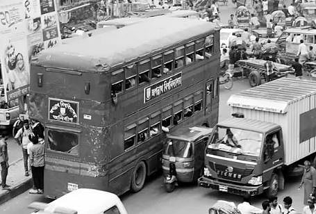 জগন্নাথ বিশ্ববিদ্যালয়ের বাস। ছবি: প্রথম আলো