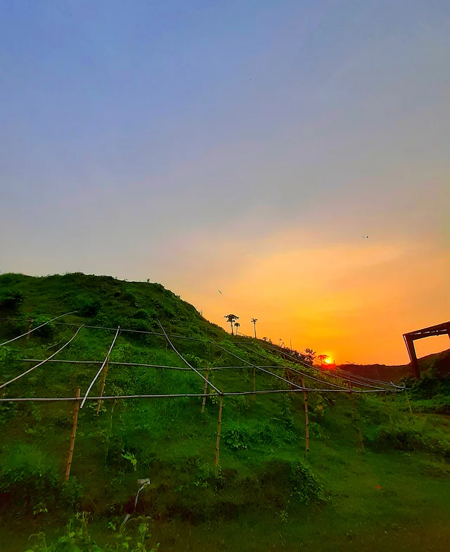 সূর্য ডোবার অসম্ভব সুন্দর দৃশ্যটা ভালোমতো ফ্রেমবন্দী হলো না। ছবি: লেখক
