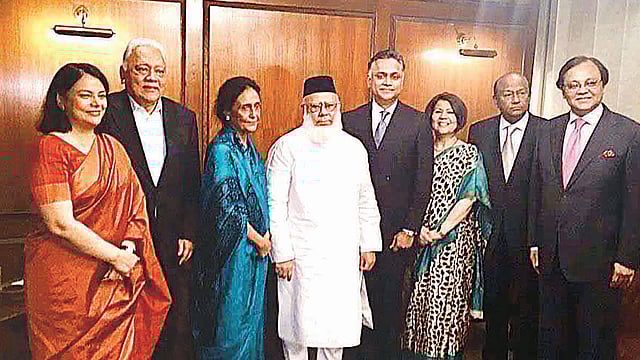 এক ফ্রেমে দেশের শতবর্ষের পুরোনো মেট্রো চেম্বারের সাবেক ও বর্তমান নেতাদের সঙ্গে  লতিফুর রহমান (ডান থেকে দ্বিতীয়)।  ছবি: মেট্রো চেম্বারের সৌজন্যে