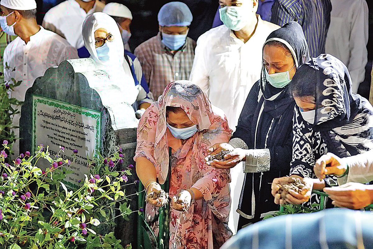 রাজধানীর গুলশানে আজাদ মসজিদে জানাজা শেষে ট্রান্সকম গ্রুপের চেয়ারম্যান লতিফুর রহমানের মরদেহ বনানী কবরস্থানে সমাহিত করা হয়। এ সময় পরিবারের উপস্থিত সদস্যরা তাঁর প্রতি শ্রদ্ধা জানান। ছবি: সাইফুল ইসলাম