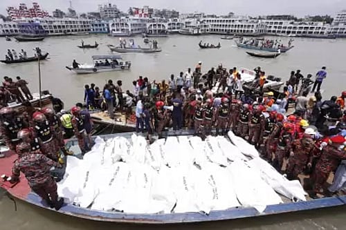 বুড়িগঙ্গায় লঞ্চডুবির ঘটনায় উদ্ধার করা লাশ। ছবি: দীপু মালাকার