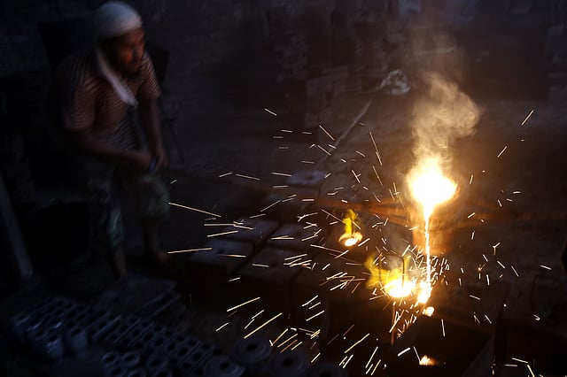 প্রচণ্ড গরমের মধ্যে ঝুঁকি নিয়ে ওয়েল্ডিং ও যন্ত্রপাতির কাজ করছেন শ্রমিকেরা। ডেমরা, ঢাকা ২ জুলাই। ছবি: হাসান রাজা