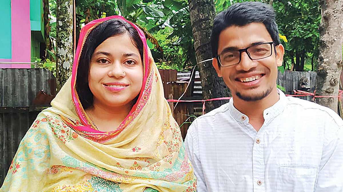 বিসিএসে (প্রশাসন) উত্তীর্ণ দম্পতি। মেধাক্রমে সাদত হোসেন ১২৪তমতম এবং নূর পেয়ারা বেগম হয়েছেন ১৫তম। ছবি: সংগৃহীত