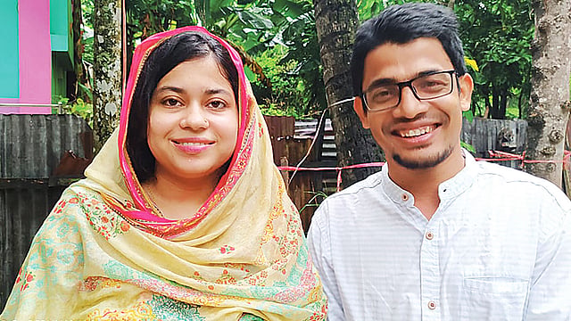 বিসিএসে (প্রশাসন) উত্তীর্ণ দম্পতি। মেধাক্রমে সাদত হোসেন ১২৪তমতম এবং নূর পেয়ারা বেগম হয়েছেন ১৫তম।  ছবি: সংগৃহীত