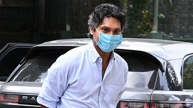 জিজ্ঞাসাবাদ শেষে বেরিয়ে আসছেন সাঙ্গাকারা। ছবি: টুইটার