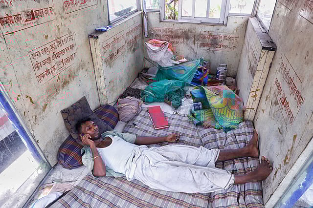 বাহাদুর শাহ্ পার্কের সামনের পুলিশ বক্সটি দীর্ঘদিন ধরে অব্যবহৃত । সেখানে আশ্রয় নিয়েছে ভাসমান মানুষেরা। ঢাকা, ৩ জুলাই। ছবি: দীপু মালাকার