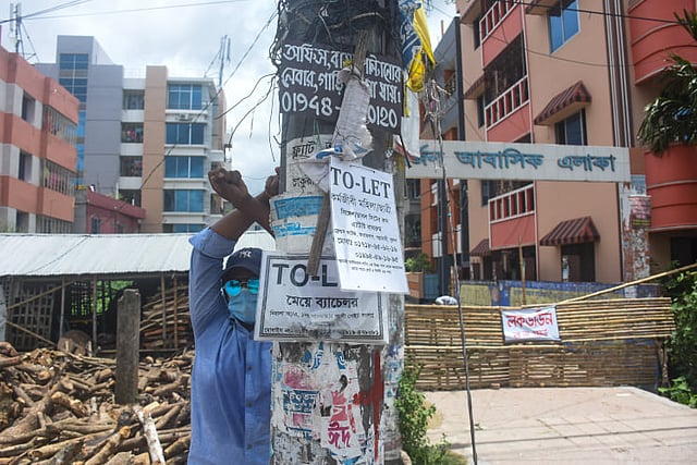 করোনার কারণে অনেক ভাড়াটিয়া চলে গেছে। তাই শহরজুড়ে টু-লেট লেখা সাইনবোর্ড। নিরালা, খুলনা, ৩ জুলাই। ছবি: সাদ্দাম হোসেন