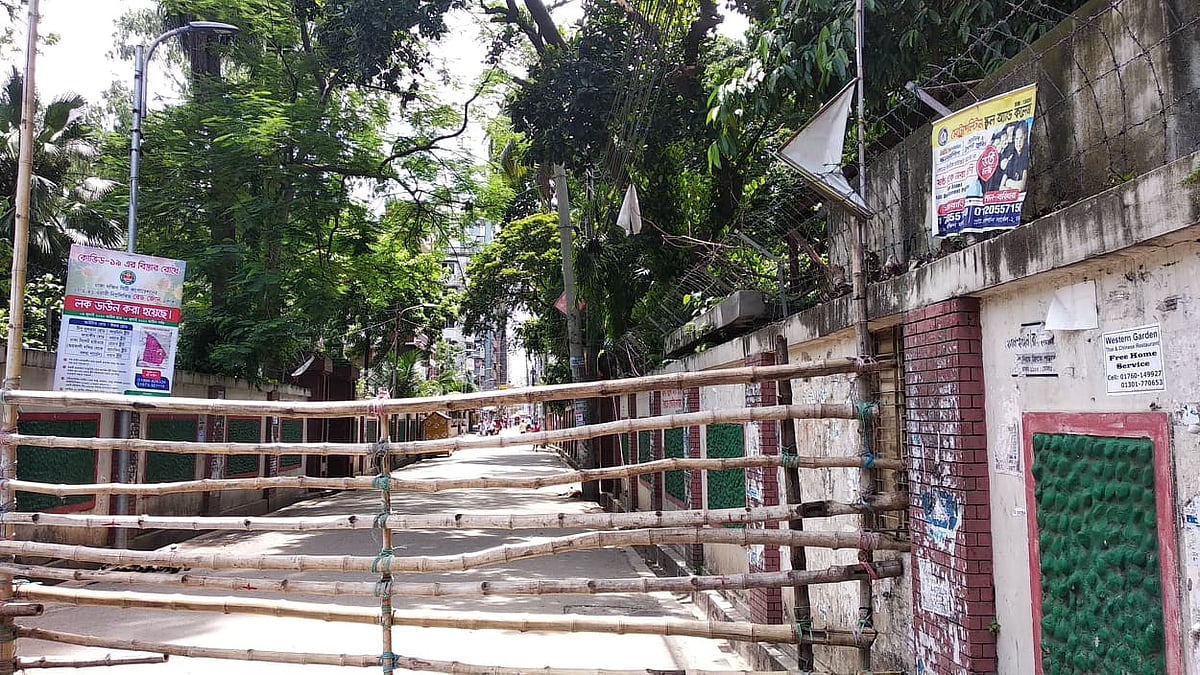শনিবার সকাল ৬টা থেকে ওয়ারীর বিভিন্ন এলাকা ২১ দিনের জন্য লকডাউন থাকবে। ছবি: মাসুম আলী
