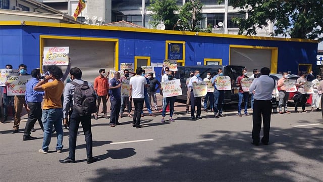 সাবেক ক্রিকেটারদের হয়রানির প্রতিবাদ চলছে শ্রীলঙ্কায়। ছবি: টুইটার