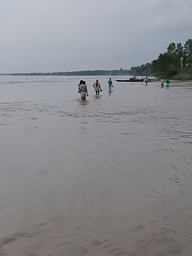 বাঁধ না থাকায় এভাবে পথ চলতে হয়। ছবি: লেখক