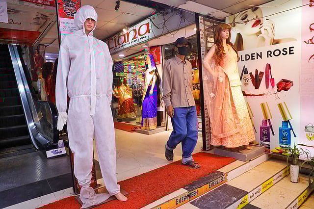 রেড জোন ওয়ারী এলাকার একটি শপিংমলে বিক্রির জন্য ডামি ডলকে পিপিই পরিয়ে রাখা হয়েছে। ওয়ারী, ঢাকা, ২ জুলাই। ছবি: দীপু মালাকার