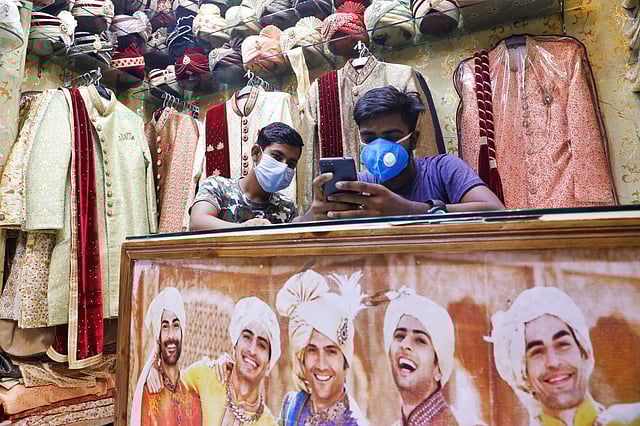 করোনার মধ্যে ঘটা করে বিয়েশাদির আয়োজন নেই। ক্রেতা না থাকায় বিপাকে বিবাহ সামগ্রী বিক্রি করা দোকানের মালিক-কর্মচারীরা। এলিফ্যান্ট রোড, ঢাকা, ঢাকা, ২ জুলাই। ছবি: দীপু মালাকার