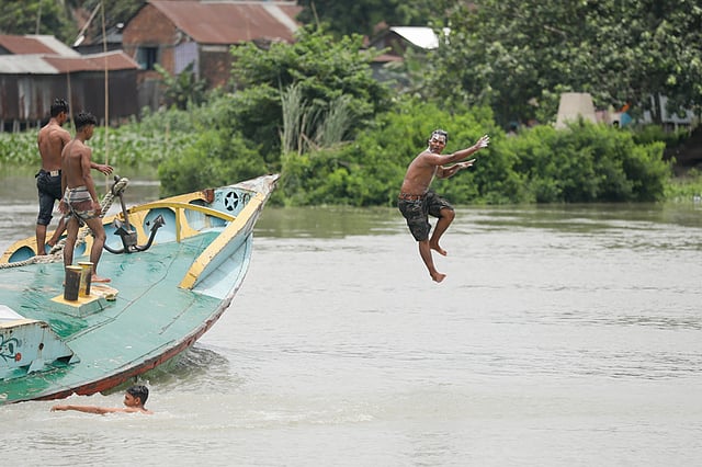 প্রচণ্ড গরমে তুরাগ নদে গোসল করতে আসে শিশু-কিশোরেরা। বালুর ট্রলারে উঠে ঝুঁকি নিয়ে পানিতে লাফিয়ে পড়ে অনেকেই। এতে স্রোতের টানে ট্রলারের নিচে পড়ে দুর্ঘটনার আশঙ্কা থাকে। মিরপুর বেড়িবাঁধ, জহুরাবাদ, ঢাকা, ৩ জুলাই। ছবি: আশরাফুল আলম